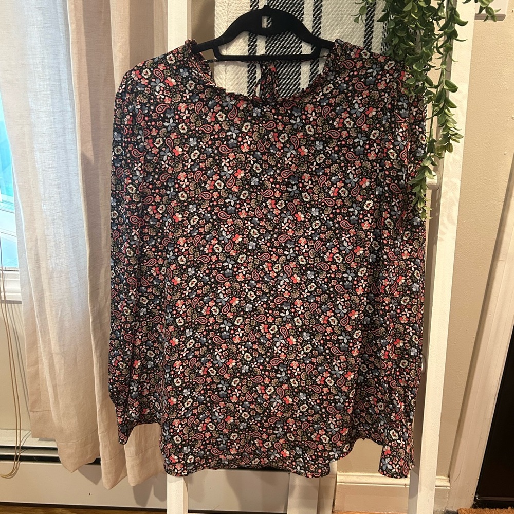 Lofts Women's Top size large with tie-back closure behind the neck.